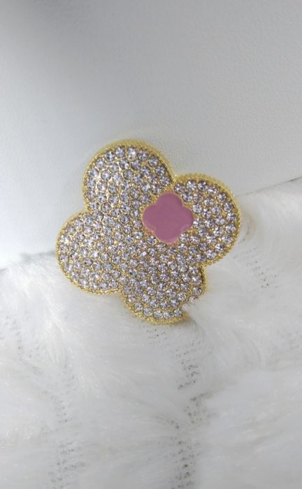 Broszka prezent elegancka cyrkonie kwiat koniczynka butik przypinka