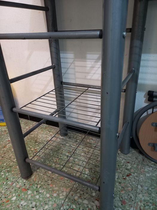 Mesa e 2 bancos usado em bom estado