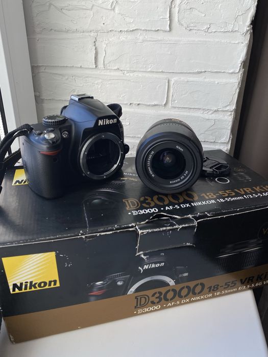 Дзеркальний фотоапарат та обʼєктив Nikon D3000