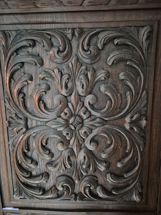 Roupeiro antigo entalhado madeira maciça renascentista