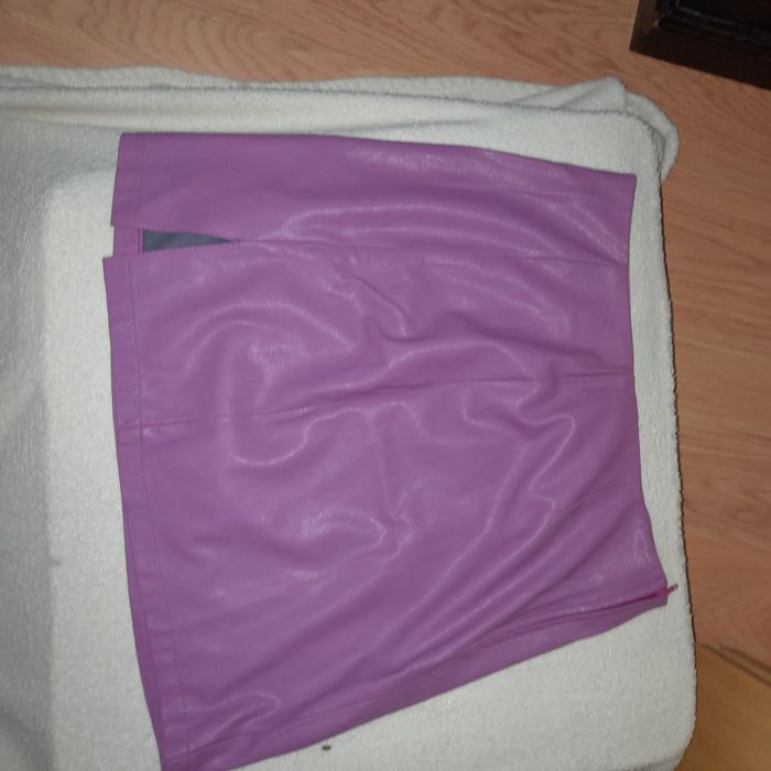 Saia violeta., curta
