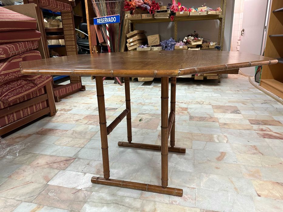 Mesa de sala de jantar e cadeiras