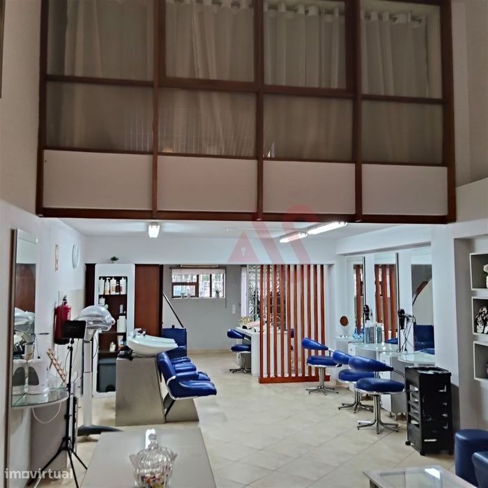 🏢 Loja no Rés do Chão com Possibilidade de Conversão em T2 Dup