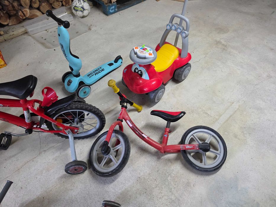 Combinado bicicletas, triciclo e quatro quase Novos