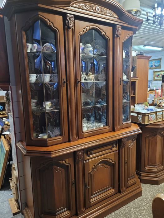 Serwantka witryna    orzech z komodą