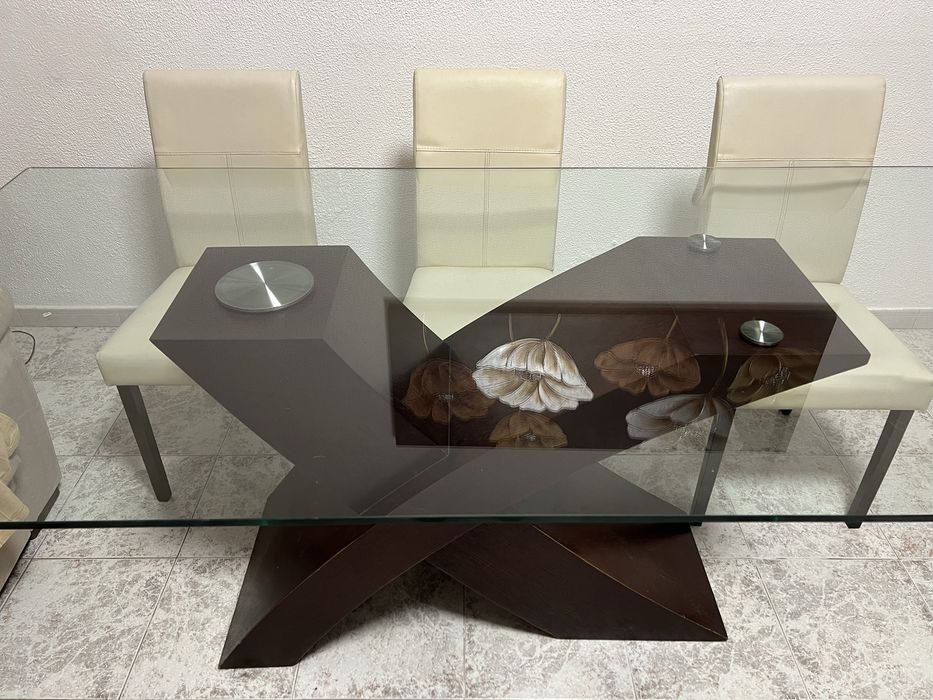 Mesa com tampo em vidro