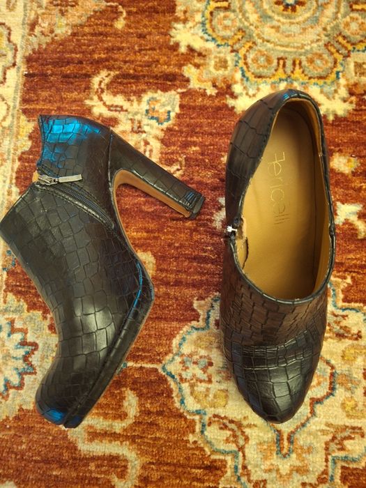 Botins em pele tamanho 38 Fericelli
