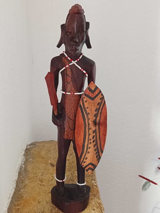 Escultura africana de guerreiro em madeira maciça