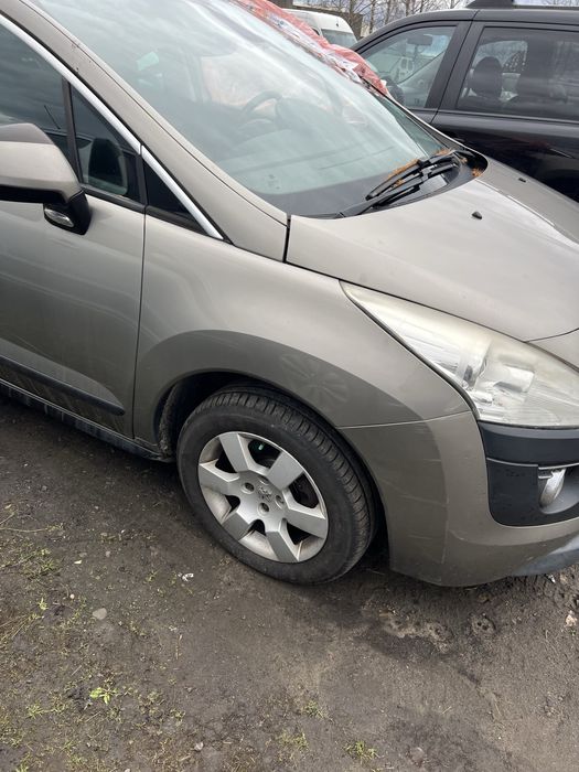 Продам передній бампер до Peugeot 3008