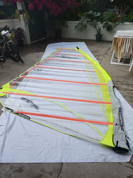 Várias velas de windsurf