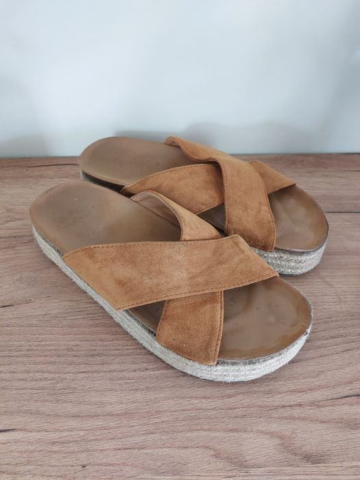 Brązowe klapki zamszowe na platformie r.39