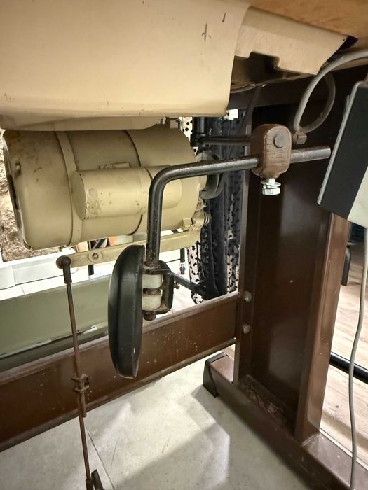 Máquina de Costura Industrial Pfaff – Máquina Profissional com Mesa