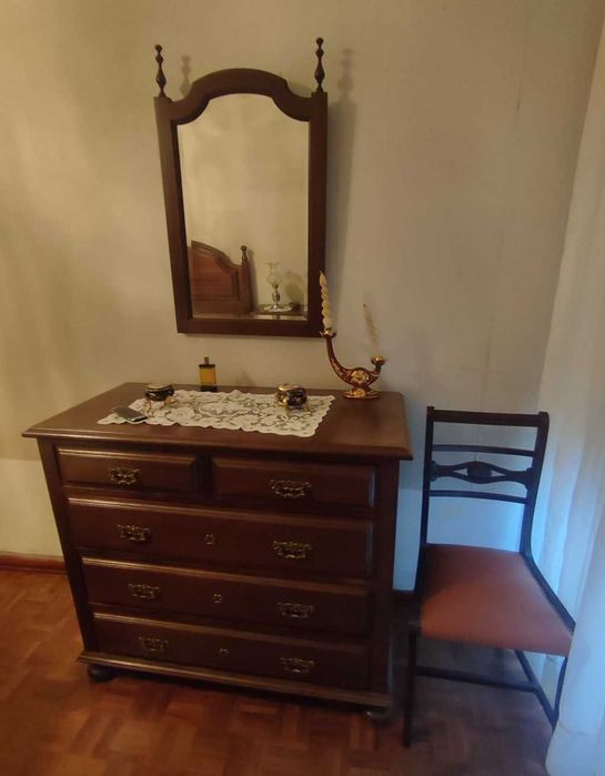 Mobilia de quarto casal em madeira com estrado