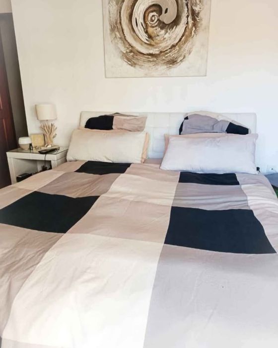 Cama de  Casal e duas Mesas de Cabeceira