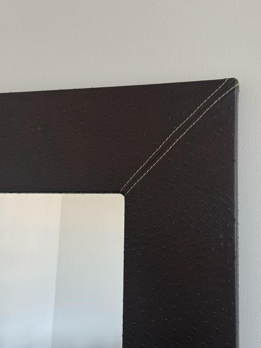 Espelho quadrangular moldura em pele