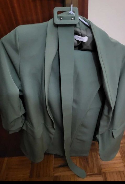 Fato verde com etiqueta