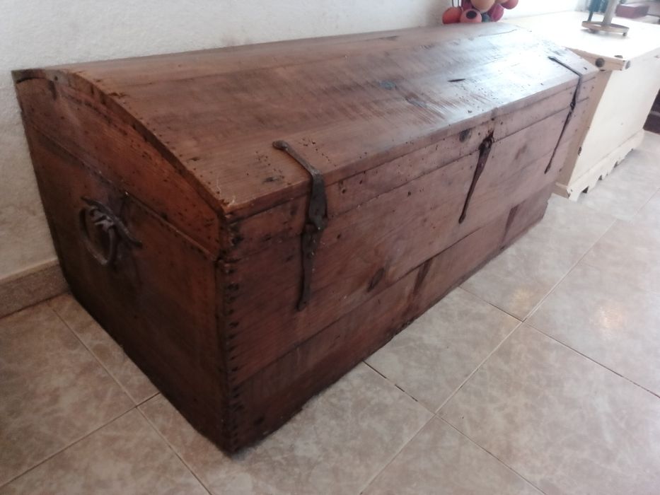 Arca antiga em madeira