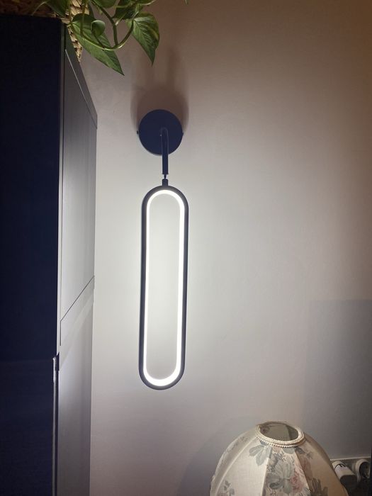 Czarne wiszące lampki