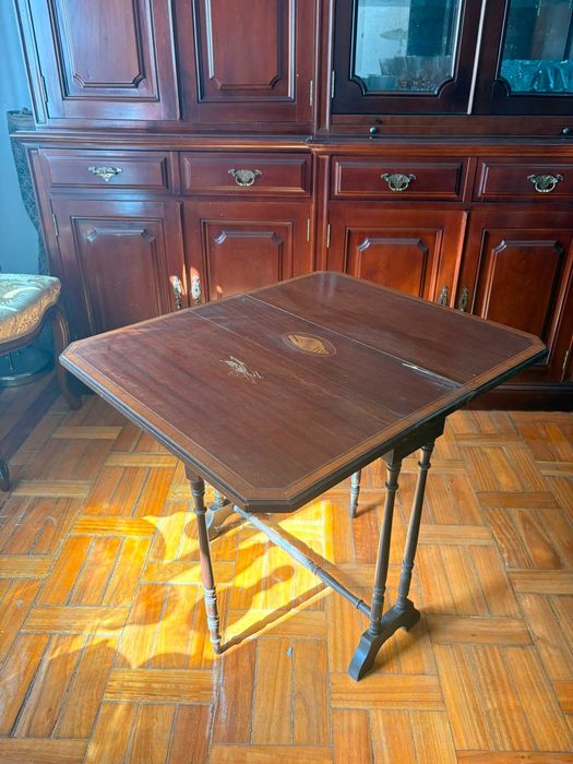Mesa de apoio antiga de abrir em madeira – peça clássica para restauro