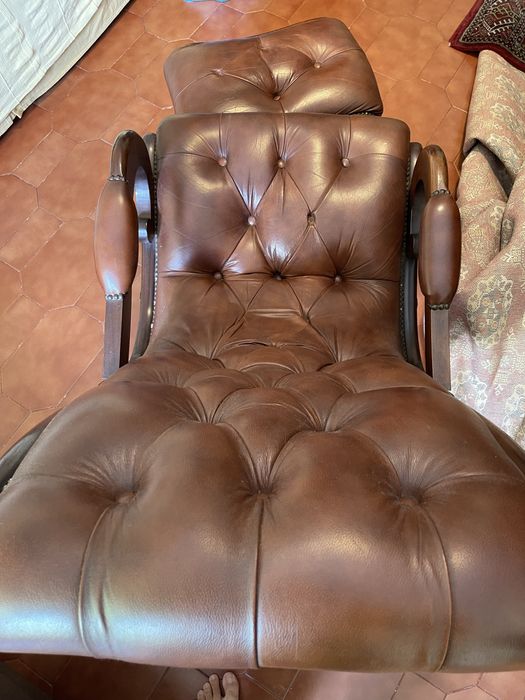 Cadeirão vintage em pele e madeira