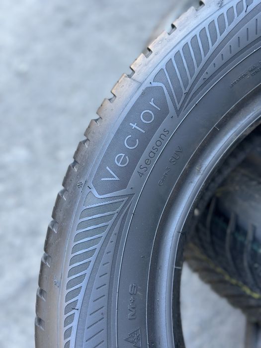 Всесезонні шини‼️Goodyear Vector4seasons 104V 225/60 r18 8мм 2023рік