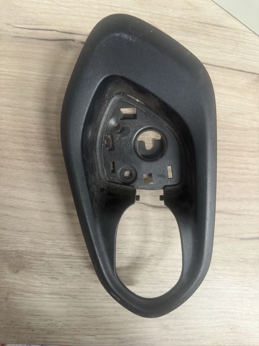 Задня внутрішня ліва накладка/ручка  jeep cherokee (kl) 68141925a