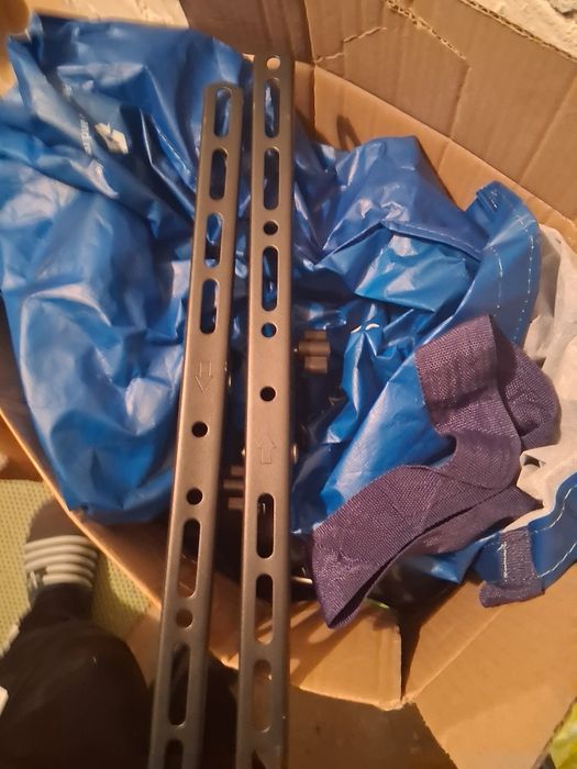 Uchwyty na telewizor podwieszany