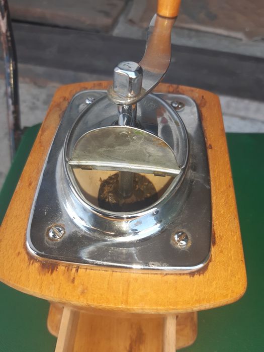 Кофемолка ручная,деревянная.