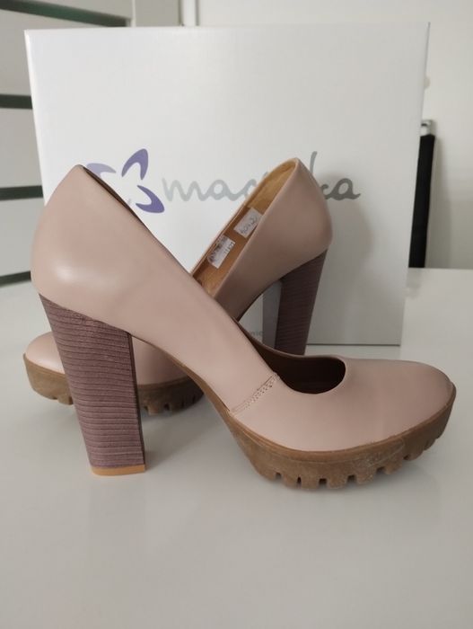 Czółenka skórzane na ozdobnym słupku i grubej podeszwie , pudrowy róż