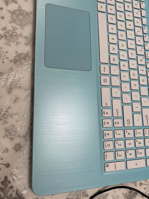 Miętowy laptop Asus