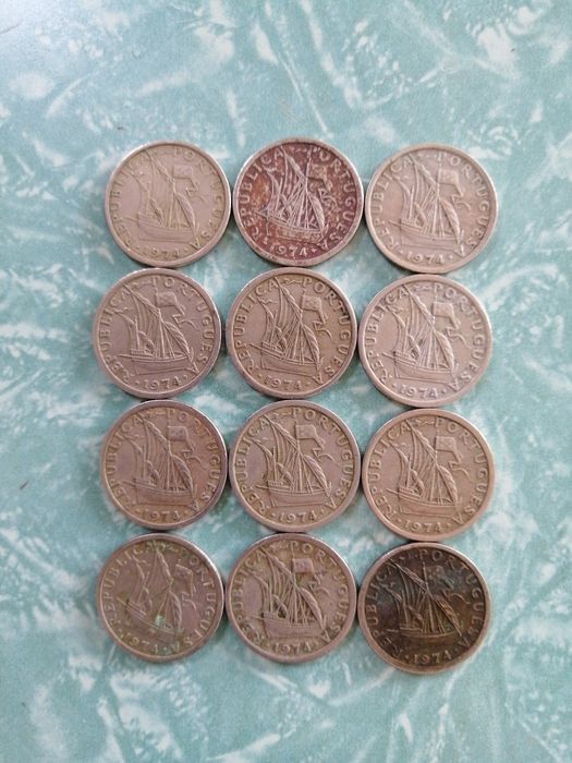 Doze moedas 2,5 escudos, ano 1974