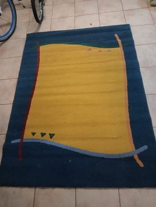 Carpete amarela e azul