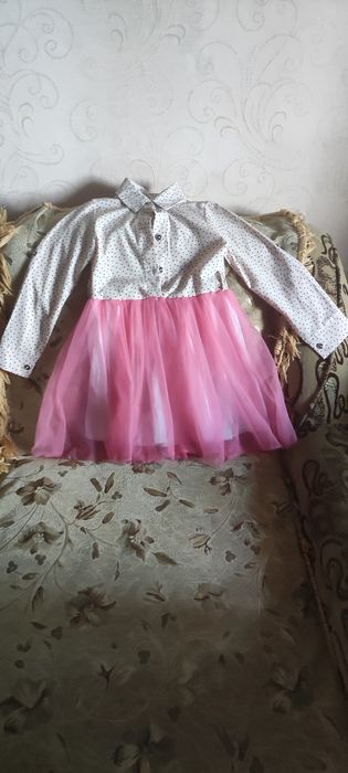 Продам  для дівчинки плаття  і штани джинси.