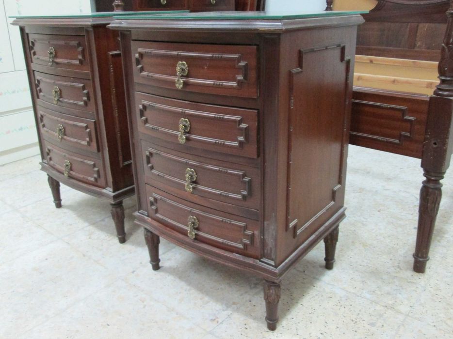 Cama e mesas de cabeçeira estilo Inglês