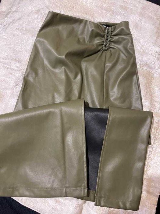 Спідниця з еко шкіри,колір хакі. Розмір L. Нова.