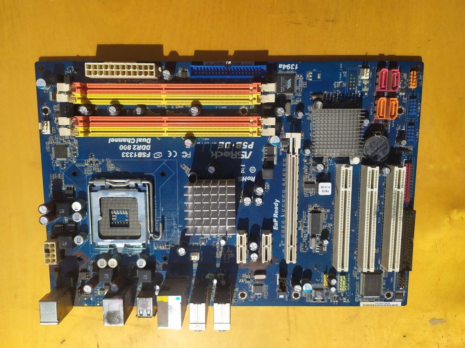 Материнская плата ASRock P5B-DE для процессоров Intel в корпусе Socket LGA775.