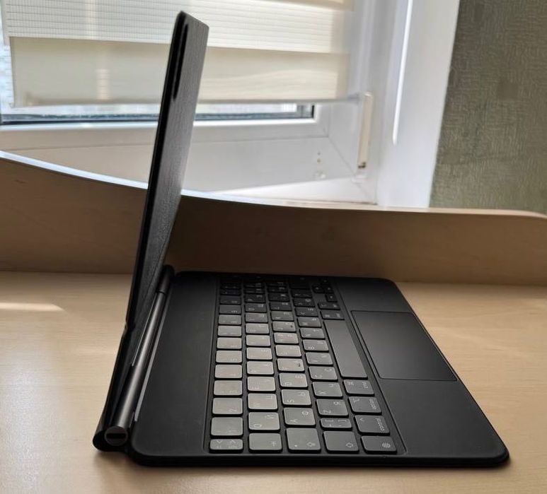 Оригинальная клавиатура-чехол Apple Magic Keyboard для iPad 11”