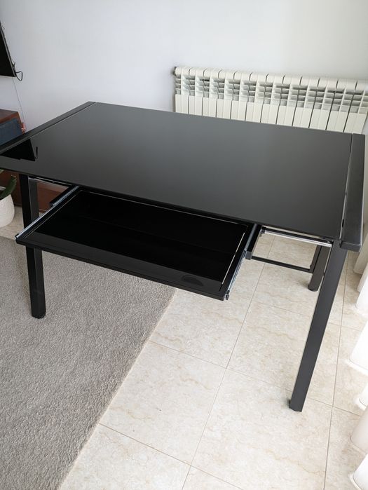 Secretária preta com vidro fosco preto