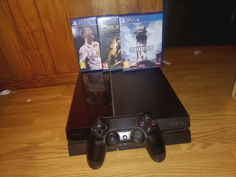 PlayStation 4 + comando + 3 jogos