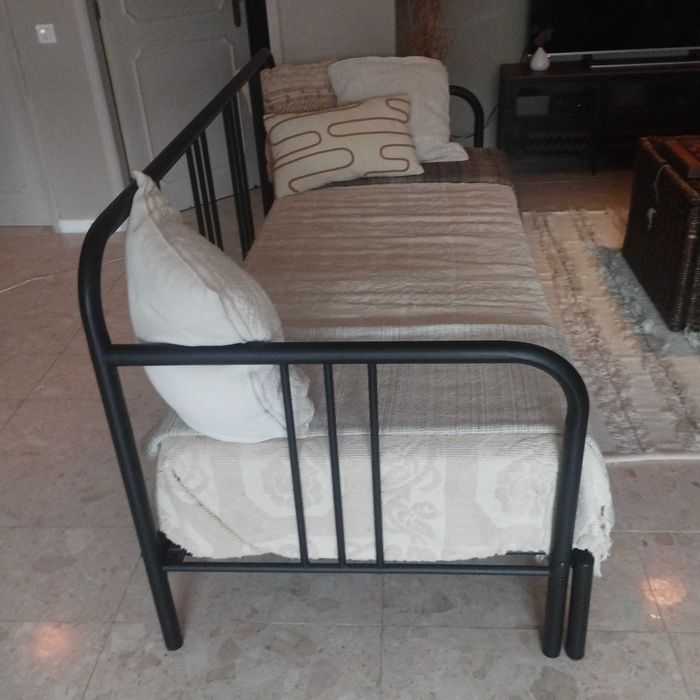 Sofá Cama individual ou duplo com colchões. Nunca usado.
