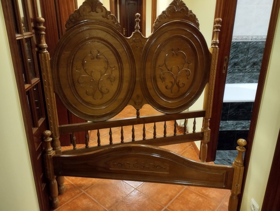 Vendo este quarto , cama, duas mesa de cabeceira, comuda com espelh