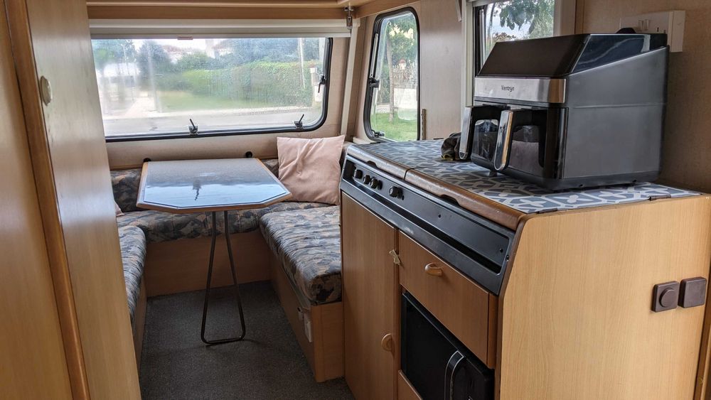Caravana Adria Optima para 4 pessoas com toldo