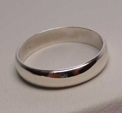 Srebrna gładka obrączka R.24 szerokość 4,8 mm.