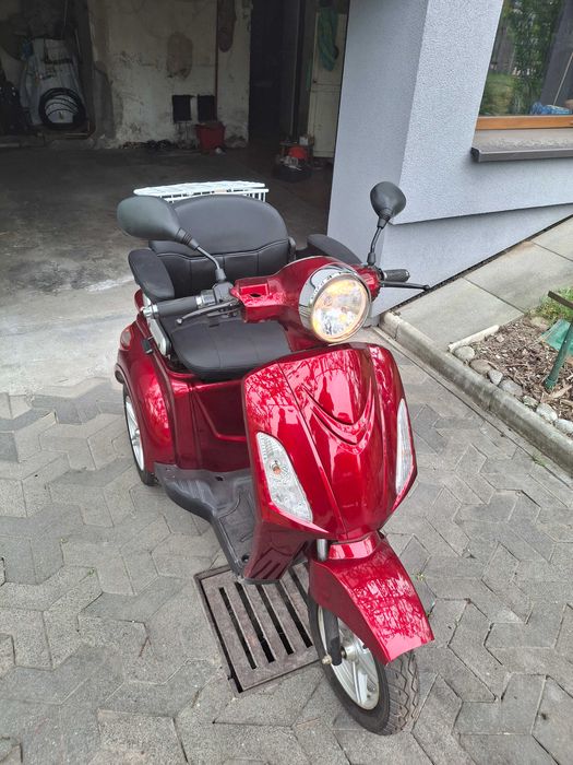 Skuter jeździk elektryczny trójkołowy