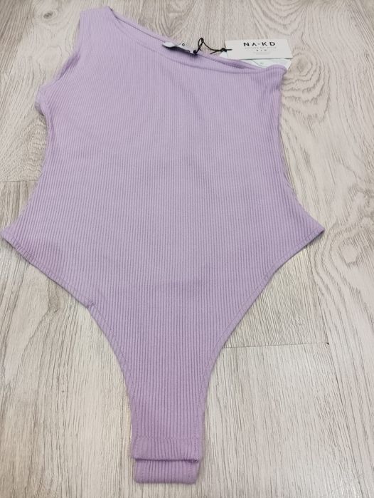 Nowe body liliowe prążkowane na jedno ramię z wycięciem XS na-kd