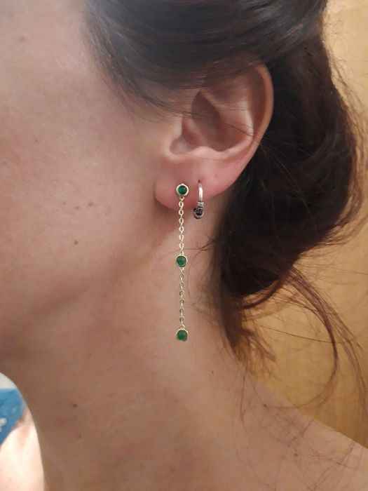 Brincos dourados, assimétricos, com pedrinhas verdes