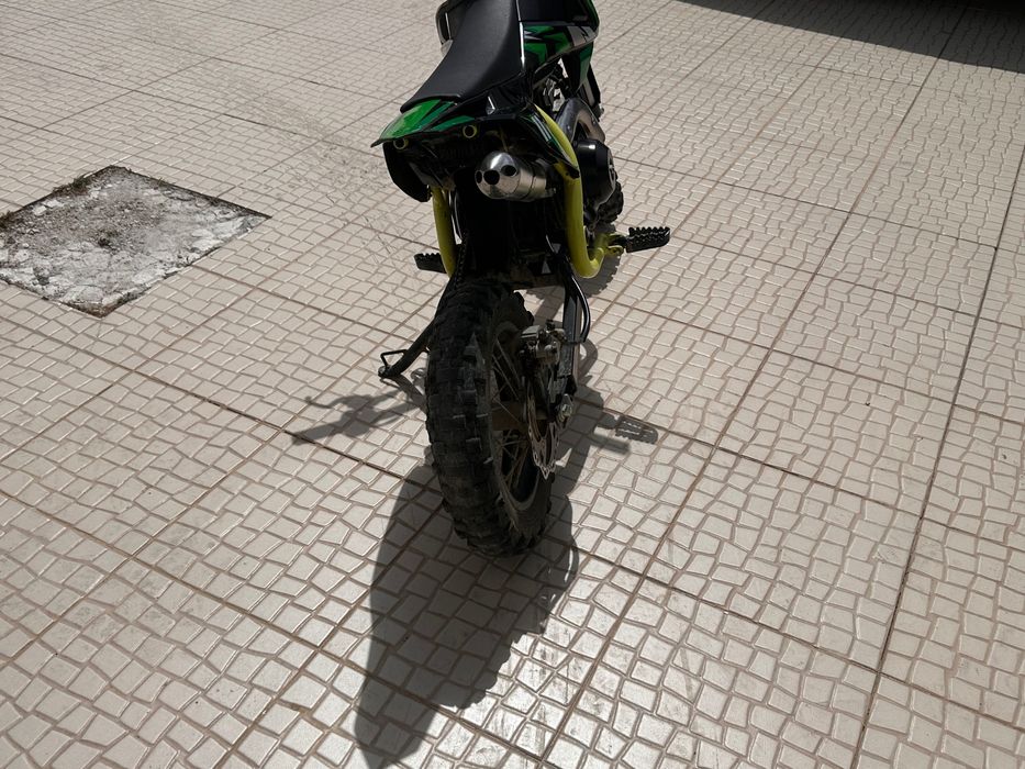 Mota de Cross em bom estado de uso usada muito poucas vezes