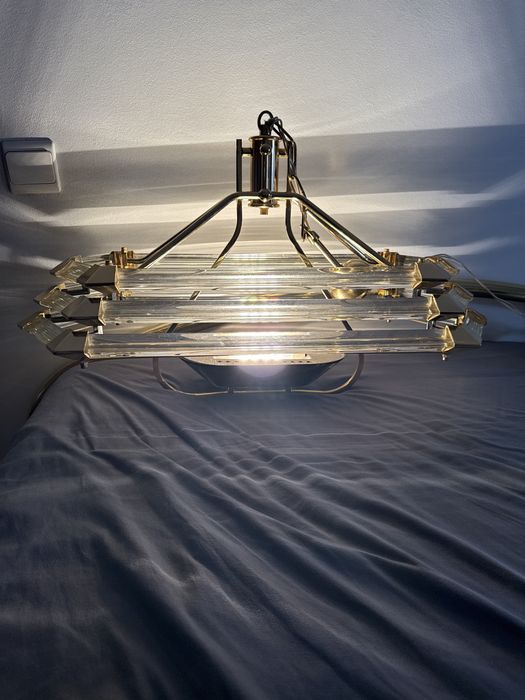 Luminaria em Metal dourado com Laminas de Vidro com detalhes Dourado.