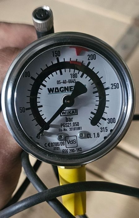 Manometr WIKA PGS 21.050 z rurką Bourdona ze stykami przełączającymi