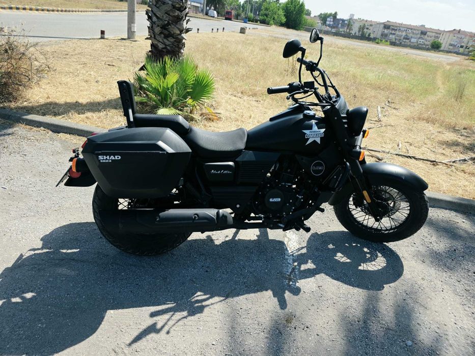 Um Renegade Commando BE 125cc com malas shad